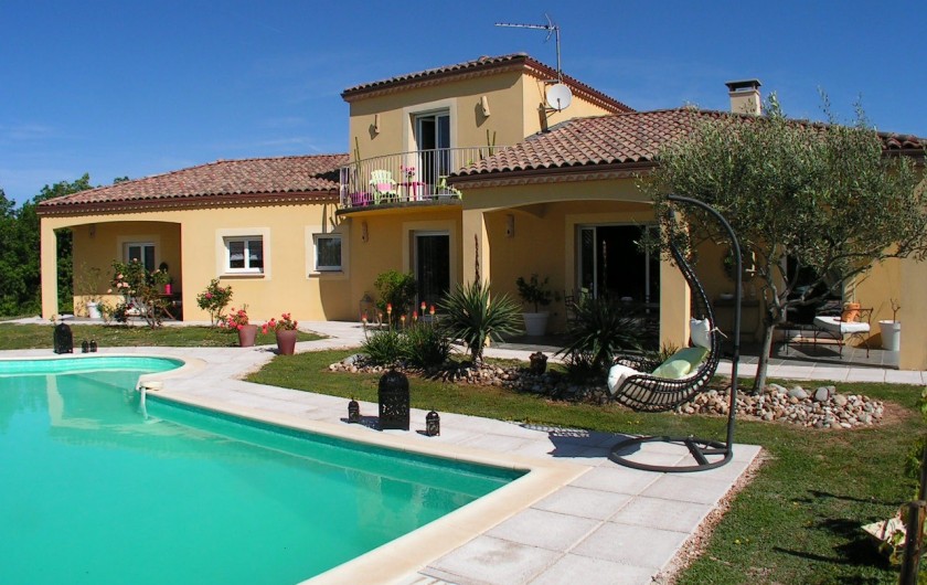 Location de vacances - Villa à Lalbenque - Vue jardin, piscine privée chauffée