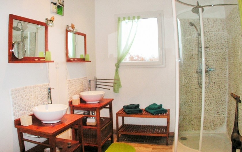 LOTus, salle d'eau de la suite bambou, double vasque