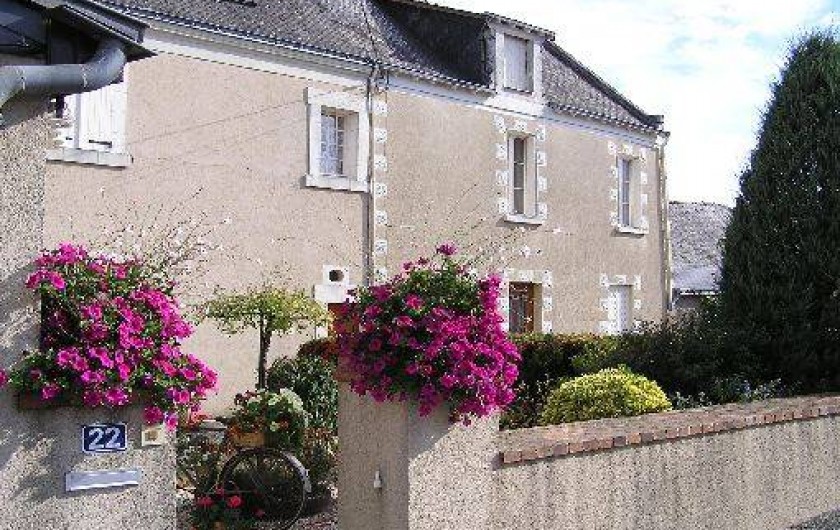 Location de vacances - Studio à Saint-Aubin-de-Luigné - Façade maison depuis l'entrée propriétaire
