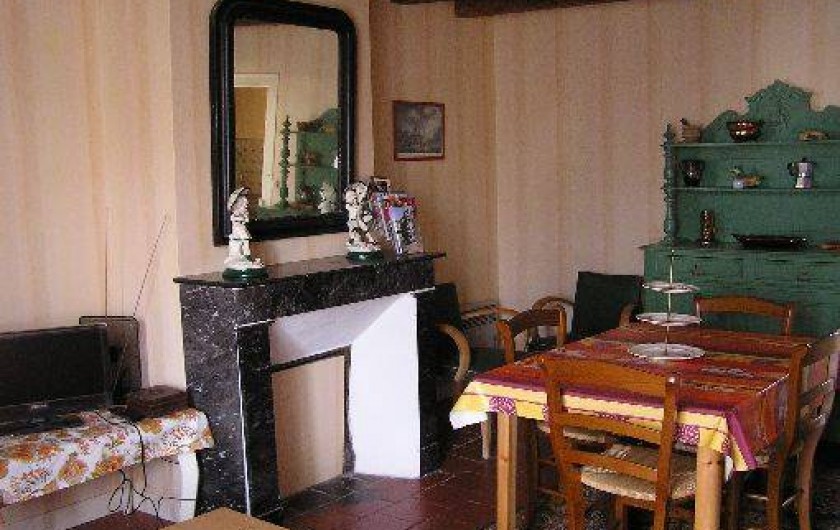 Location de vacances - Studio à Saint-Aubin-de-Luigné - Salle à manger/salon (partie salle à manger)