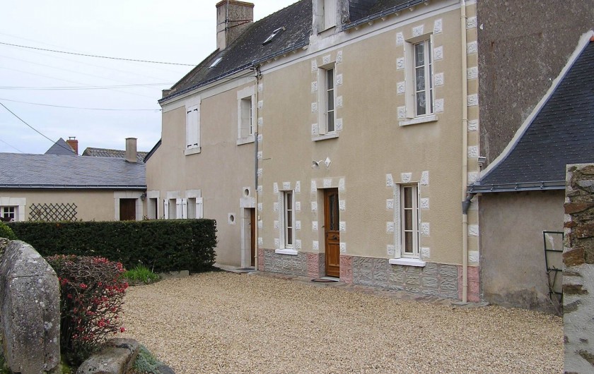 Location de vacances - Studio à Saint-Aubin-de-Luigné - Studio au 1er étage (2 fenêtres). Entrée au pied de la haie. Parking voiture.