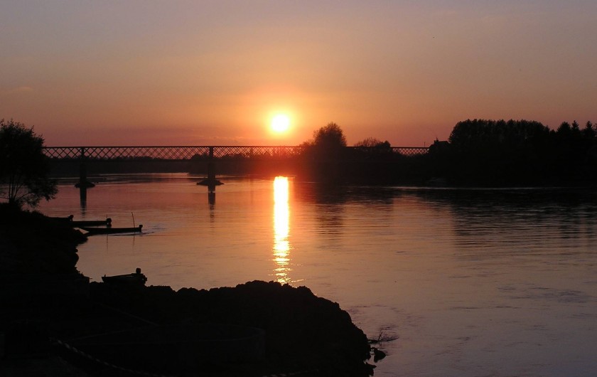 Location de vacances - Studio à Saint-Aubin-de-Luigné - Coucher de soleil sur la Loire