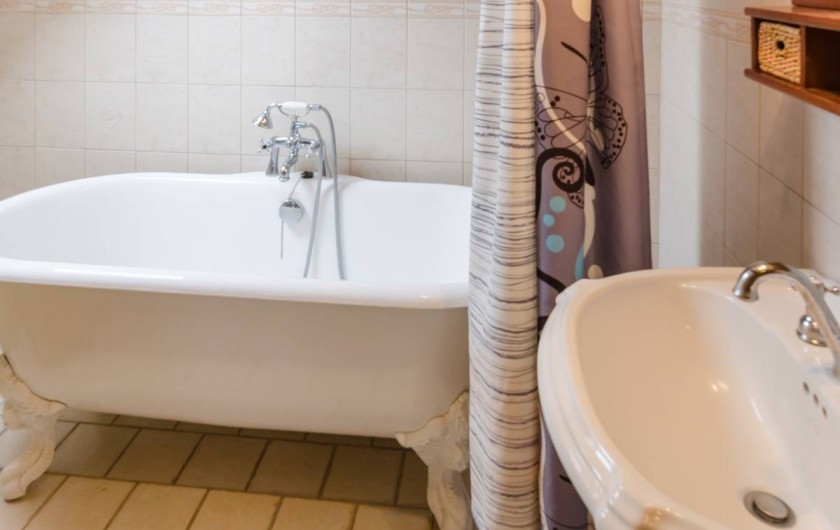 Location de vacances - Gîte à Baroville - Salle de bain et wc séparé de l'autre côté de l'étage