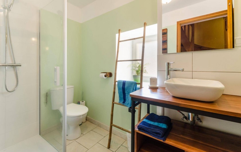 Location de vacances - Gîte à Baroville - Salle de douche avec wc au rez-de chaussée refaite en 2019