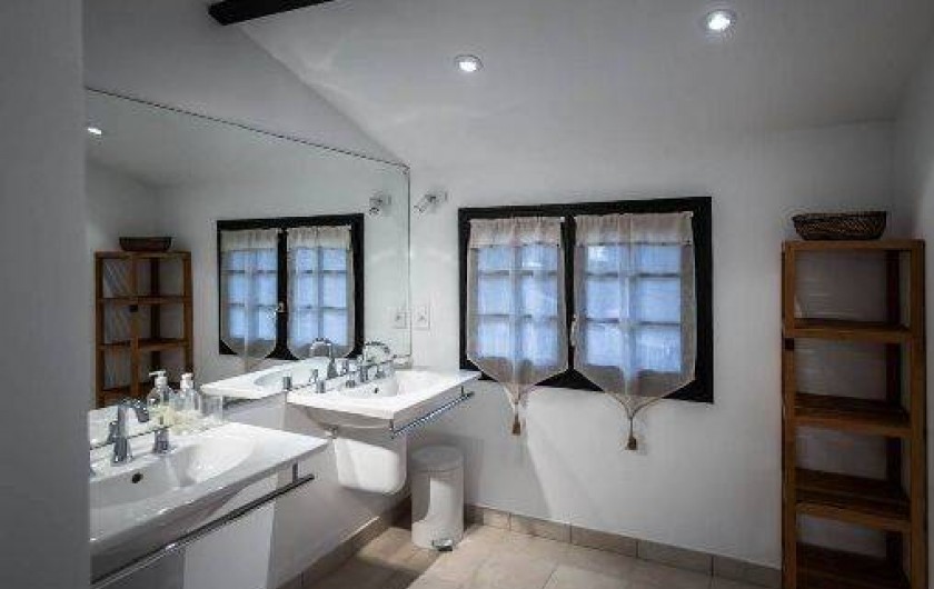 Location de vacances - Villa à Dinard - Salle de bain n°1 Baignoire / Douche