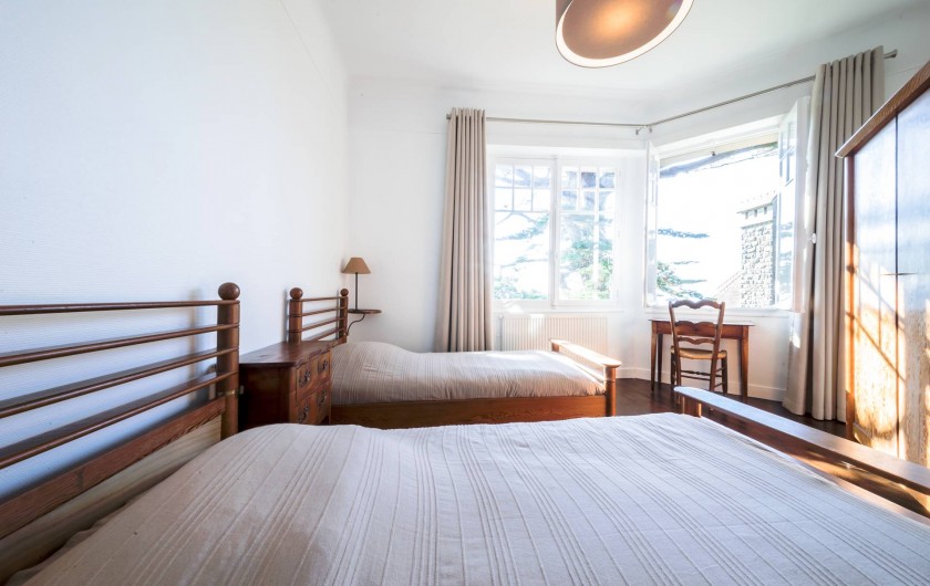 Location de vacances - Villa à Dinard - Chambre 2 - Lits 90 cm x 2