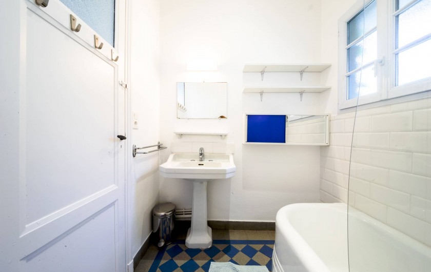 Location de vacances - Villa à Dinard - Salle de bain n° 2 Baignoire / Douche