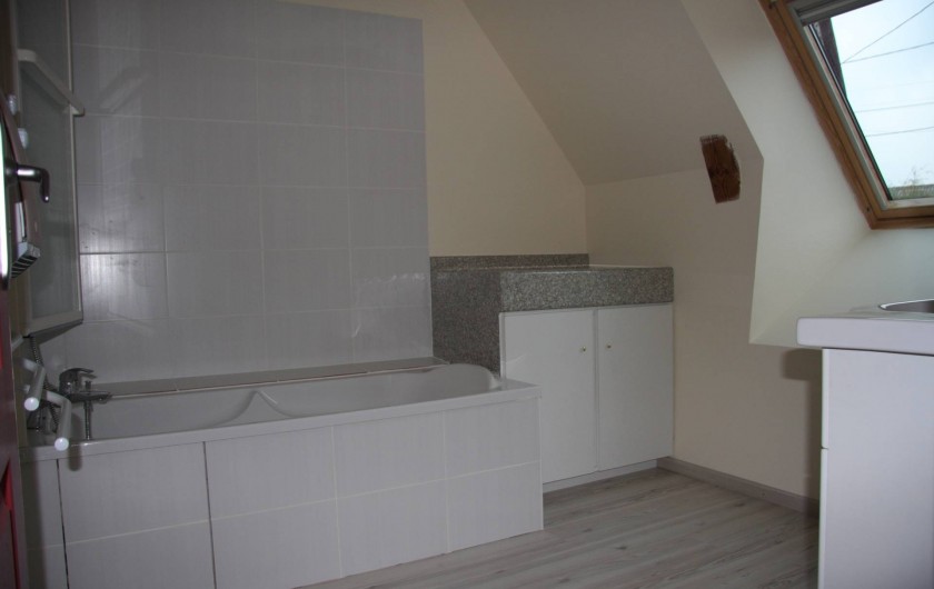 Location de vacances - Gîte à La Tour-d'Auvergne - Salle de bain étage