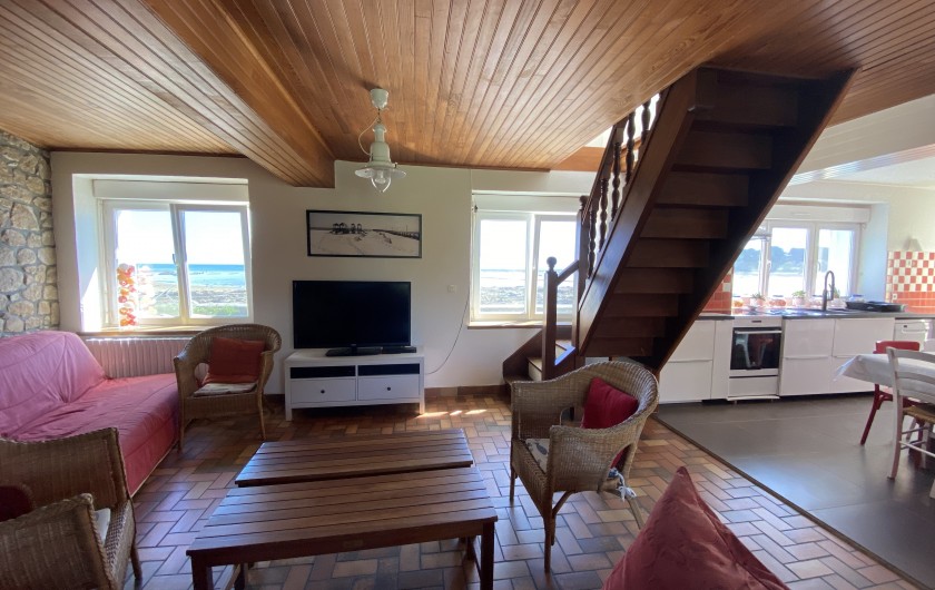 Location de vacances - Villa à Saint-Philibert - Une grande pièce lumineuse avec le mer en arrière plan