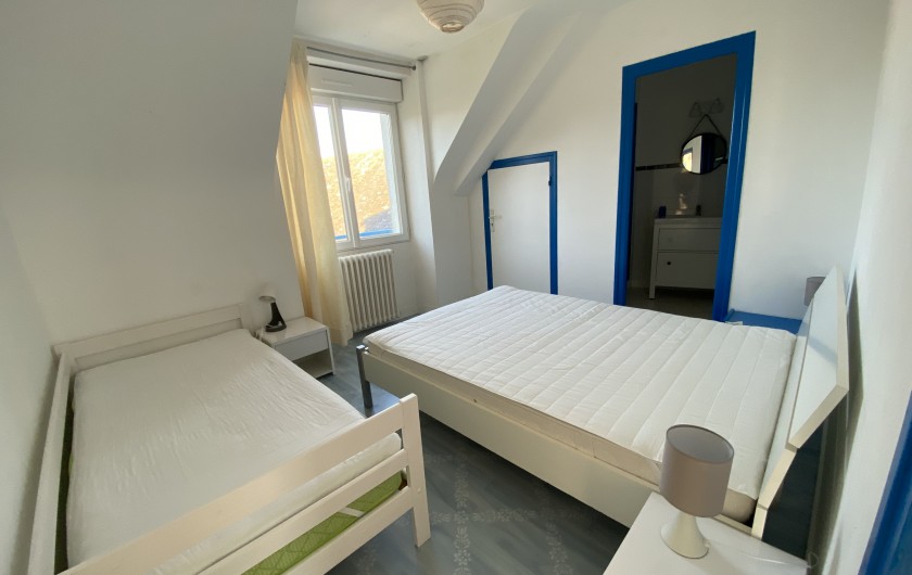 Location de vacances - Villa à Saint-Philibert - Chambre 2  Vue jardin  Cabinet de toilette privé  1 lit de 140  1 lit de 90