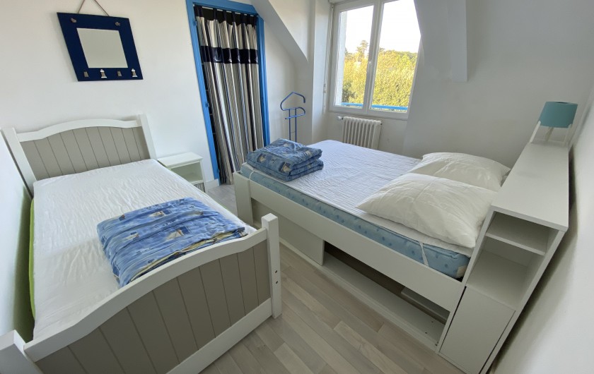 Location de vacances - Villa à Saint-Philibert - Chambre 3  Vue jardin  1 lit de 140  1 lit de 90