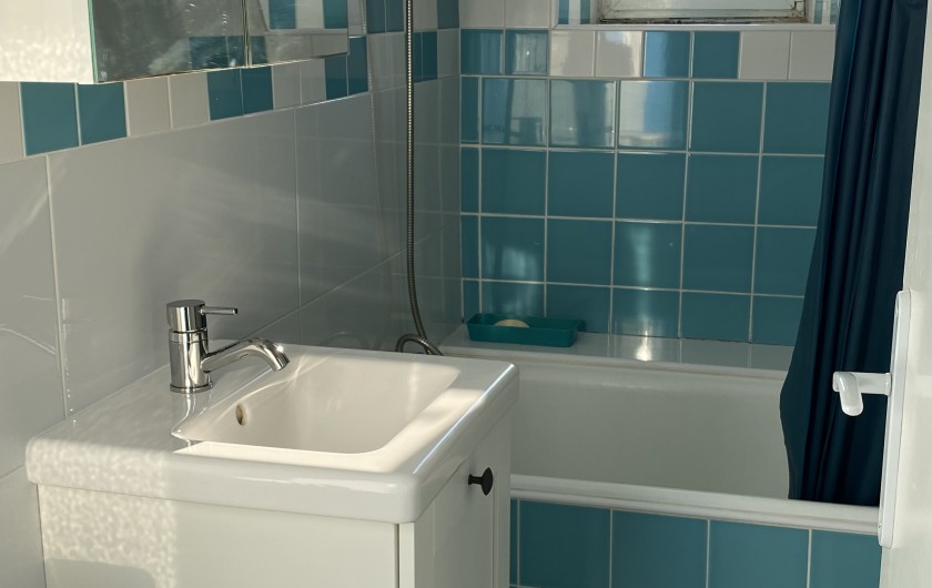 Location de vacances - Villa à Saint-Philibert - Salle de bain de l'étage  Une baignoire sabot pour le confort des tous petits