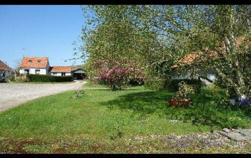 Location de vacances - Gîte à Berck - La cour d'entrée avec le gîte en arrière plan.