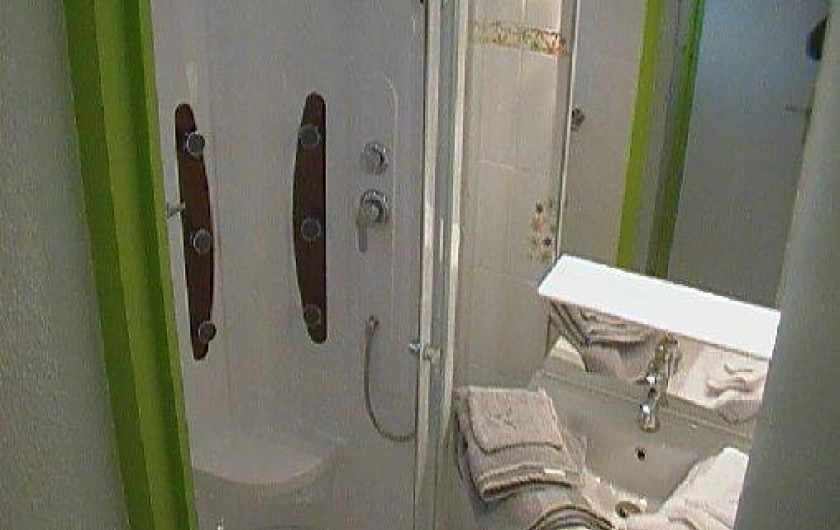 Location de vacances - Gîte à Berck - La salle de bain avec douche à hydromassage.