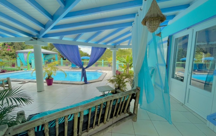 Location de vacances - Chambre d'hôtes à Le Gosier - Entrée privée de la chambre XL de 36m2 vue piscine