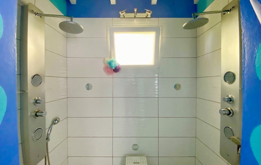 Location de vacances - Chambre d'hôtes à Le Gosier - Salle d'eau de la chambre XXL de 50m2