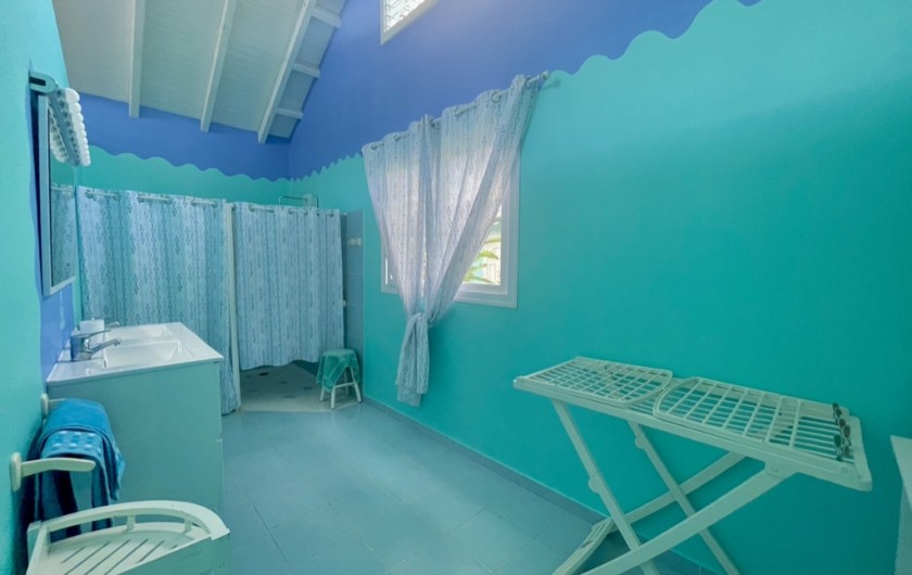 Location de vacances - Chambre d'hôtes à Le Gosier - Salle d'eau de la chambre XL de 36m2