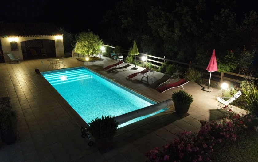 Location de vacances - Chambre d'hôtes à Lorgues - La piscine de nuit vue d'en haut