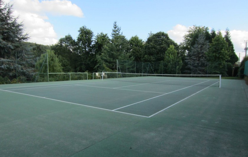 Location de vacances - Appartement à La Rivière-Saint-Sauveur - le tennis est à votre disposition  et fait partie de la propriété