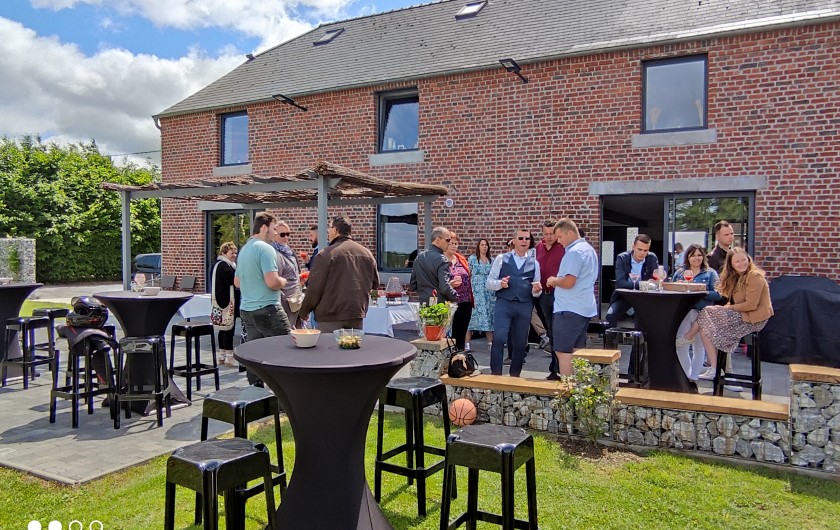 Location de vacances - Gîte à Anor - Une spacieuse terrasse pour vos apéritifs entre amis