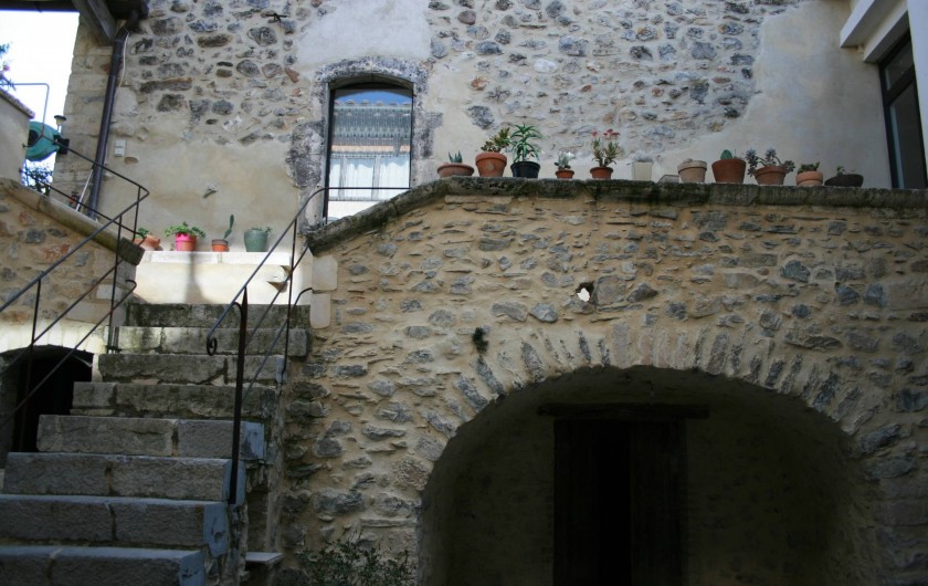 Location de vacances - Mas à Lagorce - escalier descendant aux caves et la cour