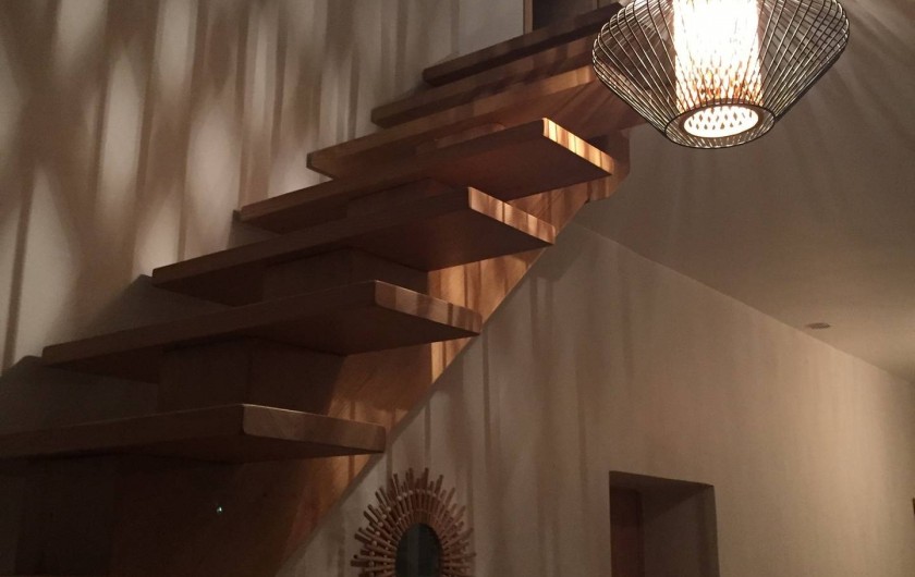 Location de vacances - Mas à Lagorce - escalier menant à l'étage desservant 2 chambres et une sdb