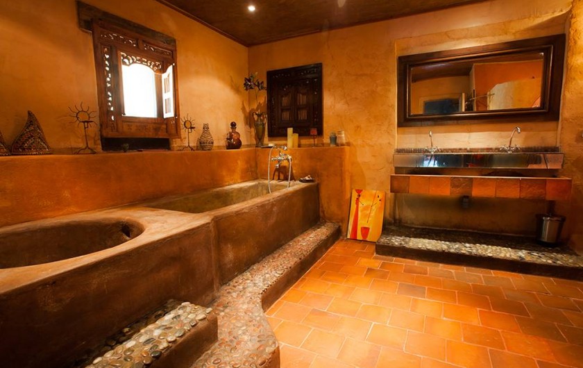 Location de vacances - Villa à Monestier - Notre grande salle de bain, avec 2 baignoires et une douche à l'italienne