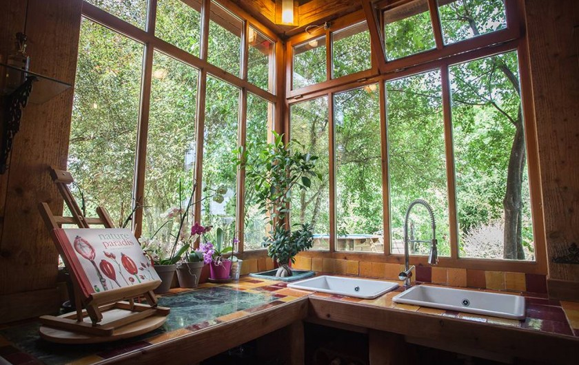 Location de vacances - Villa à Monestier - La cuisine avec vue sur la piscine et le jardin