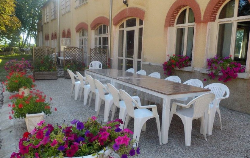 Location de vacances - Chambre d'hôtes à Les Maillys - la terrasse l'été