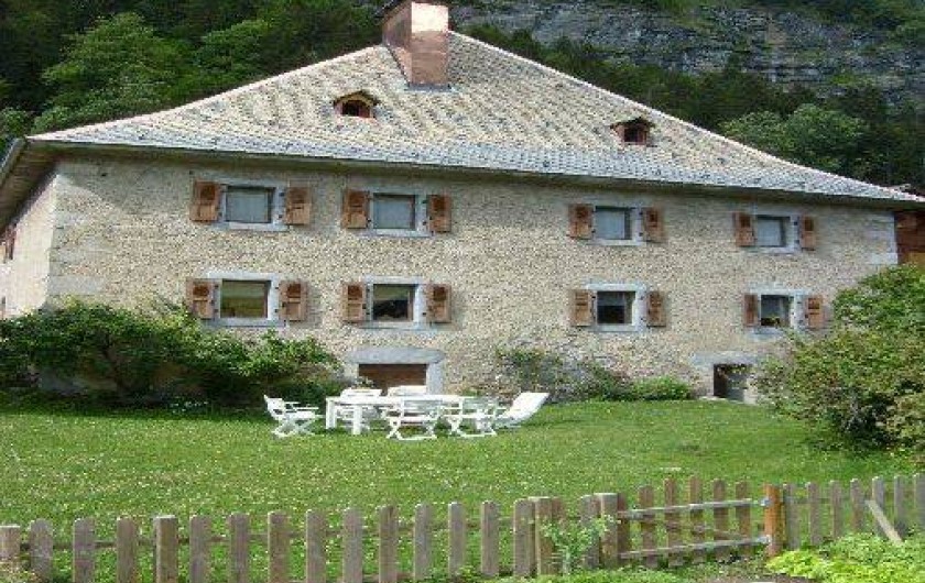Location de vacances - Appartement à Morzine - Le château de face Coin jardin