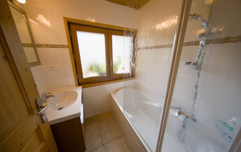 Location de vacances - Appartement à Morzine - 1ère salle de bain  GENTIANE