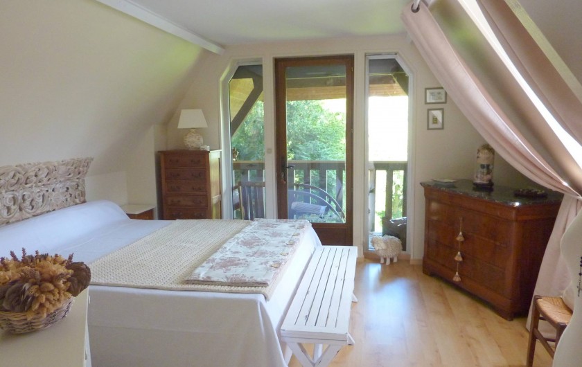 Location de vacances - Chambre d'hôtes à Le Plessis-Grohan - Suite Ô SOLEIL LEVANT Grande chambre avec balcon 