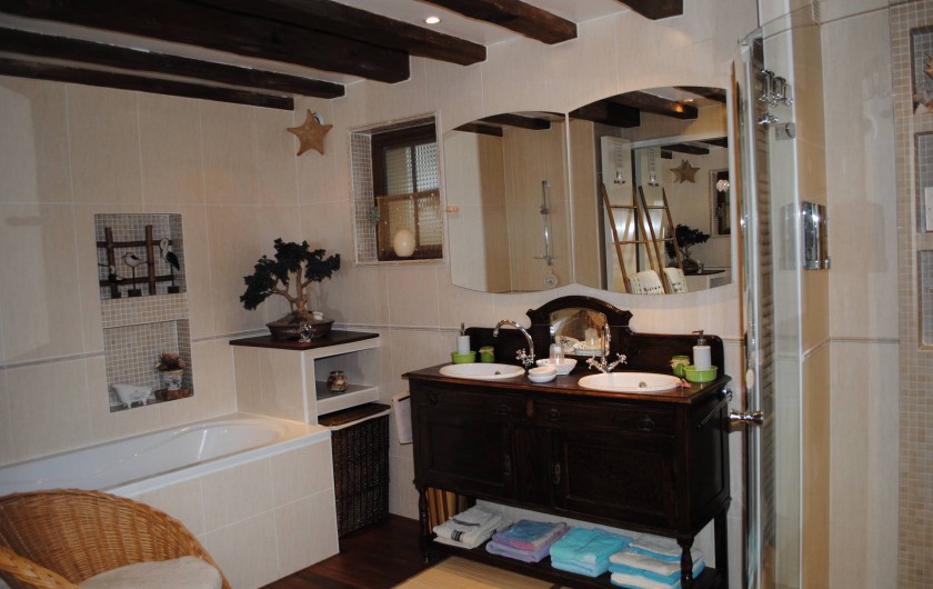 Location de vacances - Chambre d'hôtes à Le Plessis-Grohan - Suite Ô SOLEIL LEVANT Salle de bain baignoire balnéo douche à jets grand format