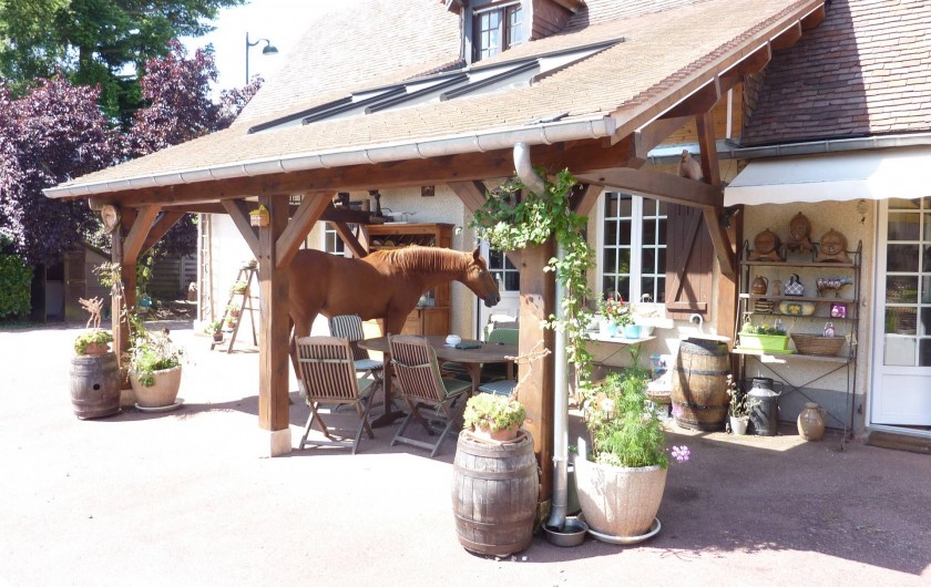 Location de vacances - Chambre d'hôtes à Le Plessis-Grohan - CHARETTERIE Salle à manger d'été 