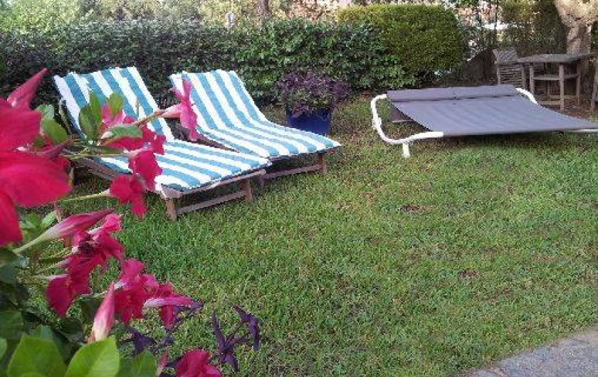 Location de vacances - Appartement à Saint-Aygulf - Coin pelouse