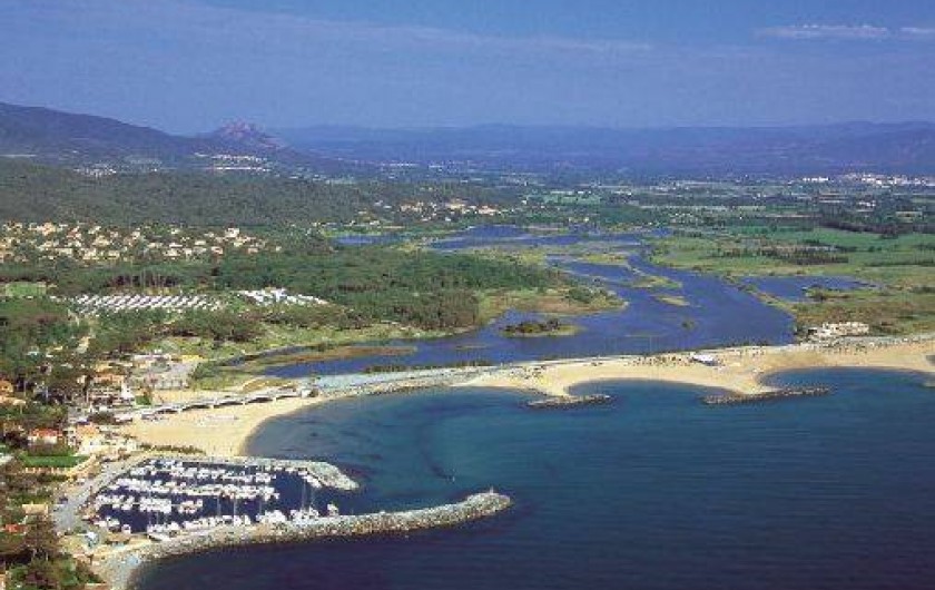 Location de vacances - Appartement à Saint-Aygulf - La  plage  et les étangs de Villepey (site protégé pour sa flore et sa faune)