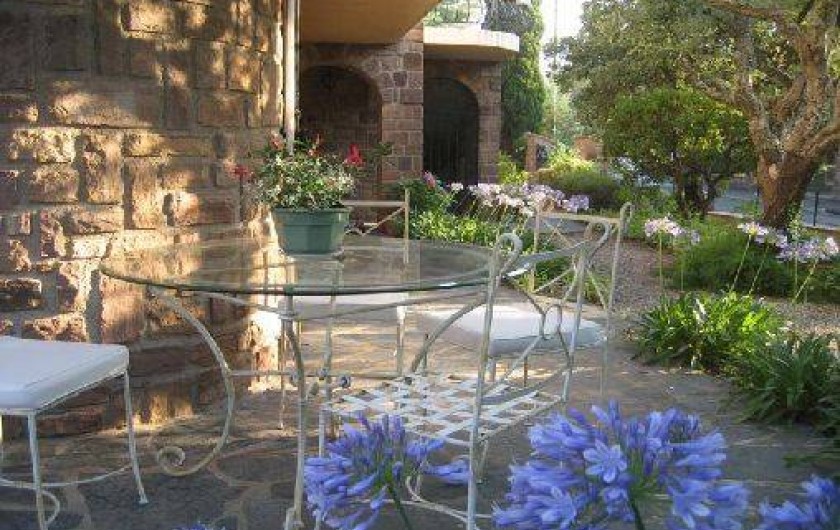 Location de vacances - Appartement à Saint-Aygulf - terrasse dallée avec coin repas
