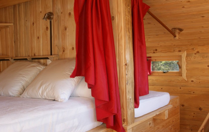 Location de vacances - Cabane dans les arbres à Bellecombe - Couchage à l'étage:  lits de 140, 90 et de 80 (rabattable )