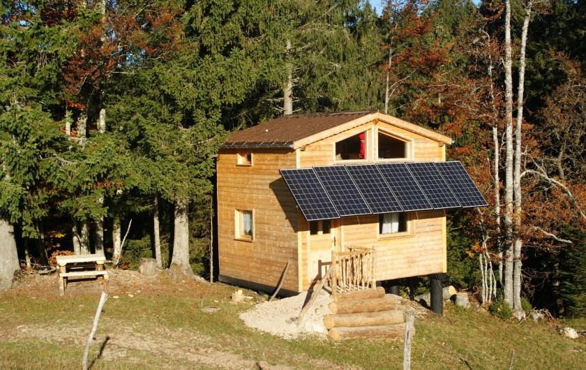 Location de vacances - Cabane dans les arbres à Bellecombe - En lisière de bois, cabane de 20 m2, pour 4 pers. maximum