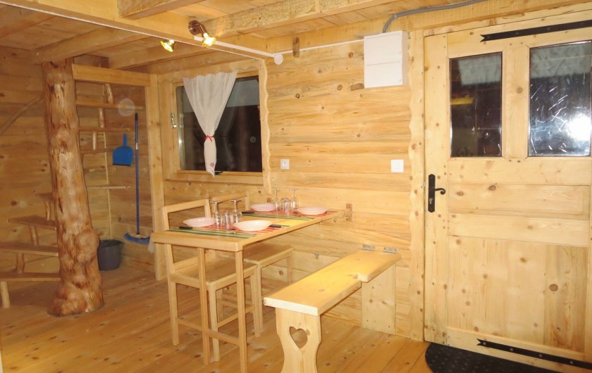 Location de vacances - Cabane dans les arbres à Bellecombe - coin repas avec table (de berger)et banc rabattable + chaises