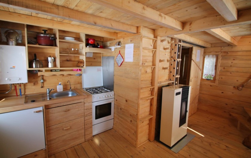 Location de vacances - Cabane dans les arbres à Bellecombe - Coin cuisine,  chauffe eau instantané  et cuisinière propane, frigo, évier.