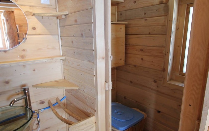 Location de vacances - Cabane dans les arbres à Bellecombe - Lavabo et toilette sèche