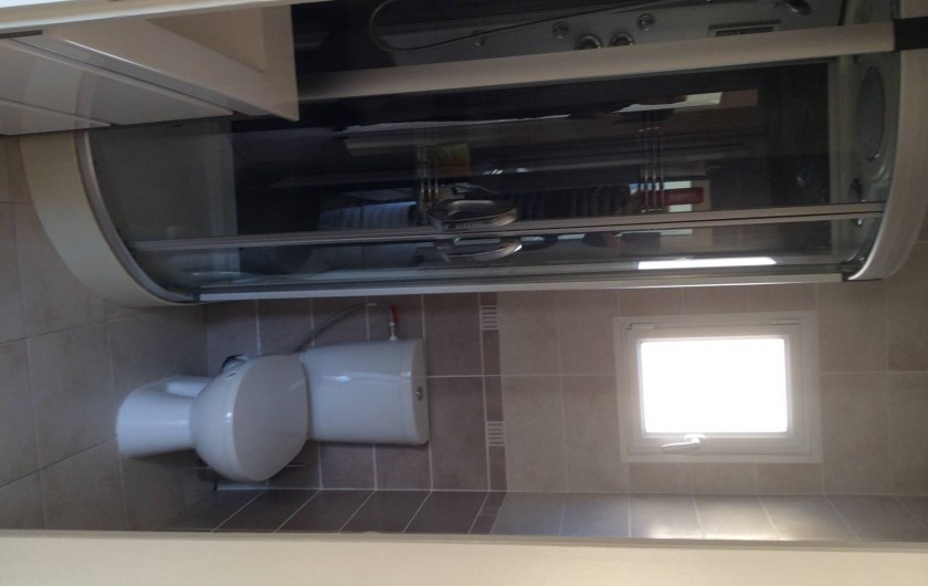 Location de vacances - Chalet à Saint-Martin-de-Brômes - salle d'eau avec WC