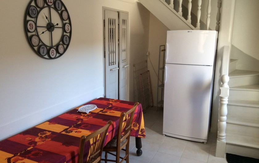 Location de vacances - Chalet à Saint-Martin-de-Brômes - coin repas dans la cuisine