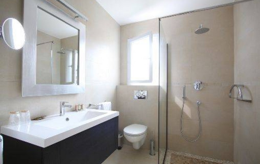 Location de vacances - Villa à Calvi - Salle de bain privative dans chaque chambre avec douche ou baignoire