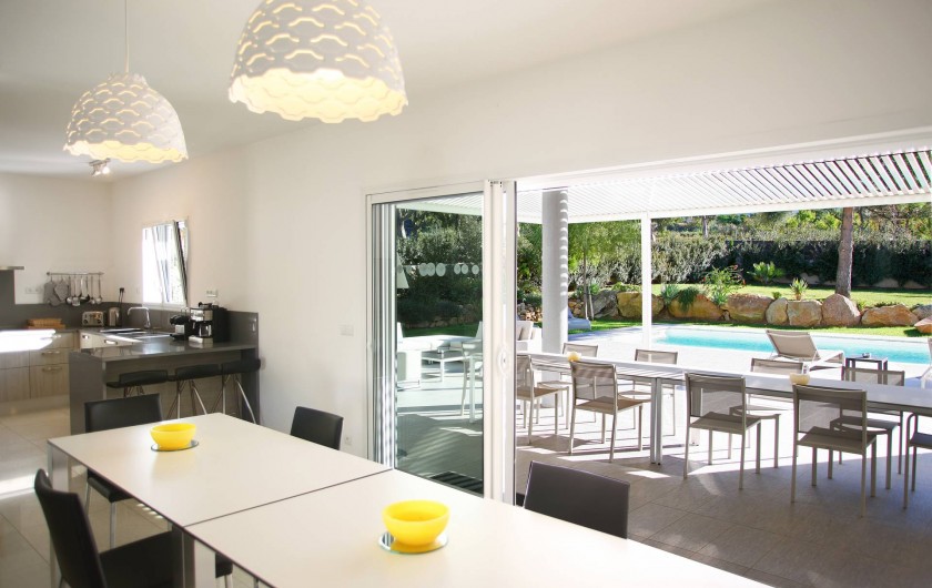 Location de vacances - Villa à Calvi - Salle à manger, cuisine ouverte avec accès direct à la terrasse et la piscine