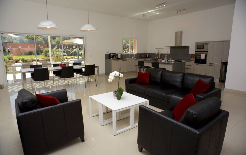 Location de vacances - Villa à Calvi - Salon - Salle à manger avec cuisine ouverte et vue piscine et  montagnes
