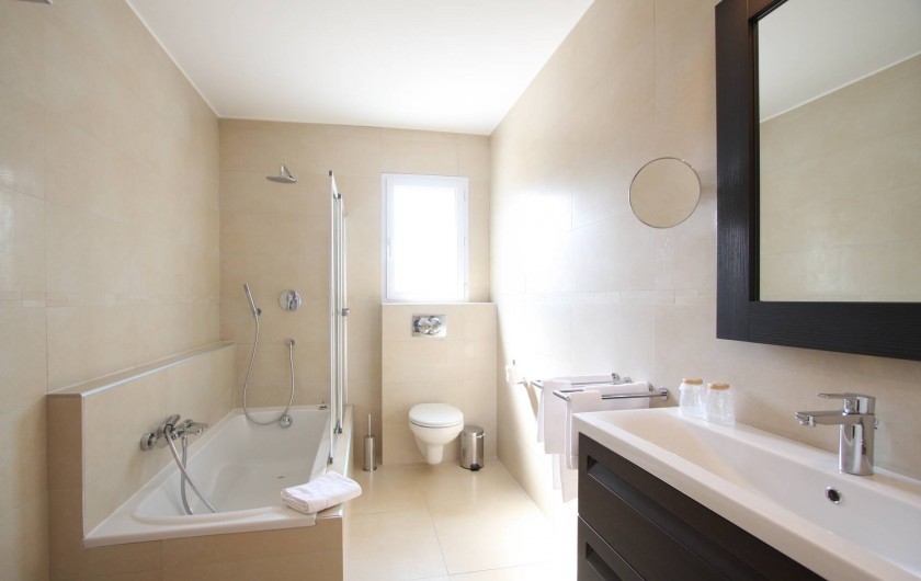 Location de vacances - Villa à Calvi - Salle de bain privative dans chaque chambre avec baignoire ou douche