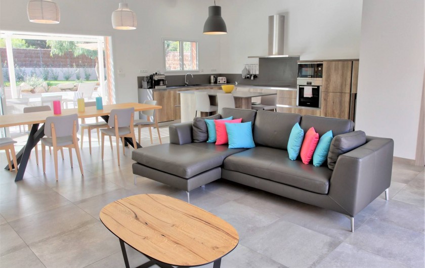 Location de vacances - Villa à Calvi - Salon - Salle à manger et cuisine ouverte avec vue piscine et  montagnes