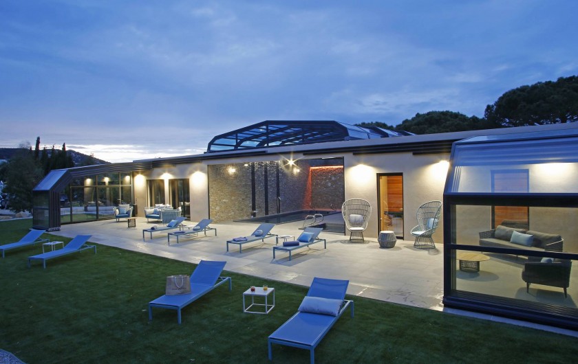 Location de vacances - Villa à Calvi - SPA Villas Mandarine - Verrière sous le coucher de soleil de Calvi